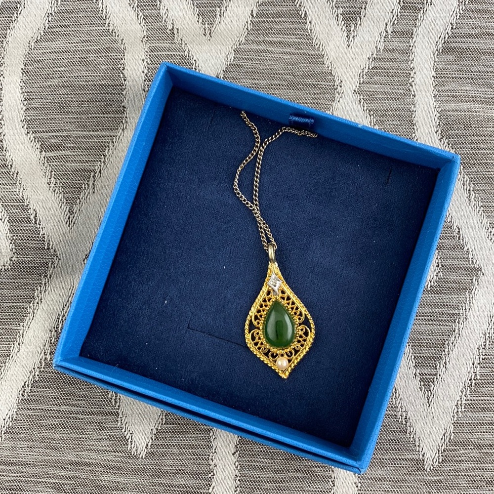 Golden Pendant with Jade Colored Stone - Picture 5 of 5